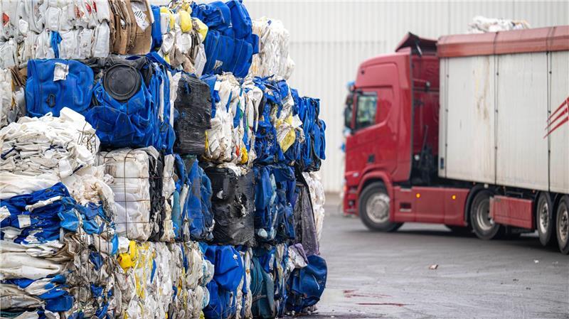 Das Firmengelände im Bereich Industriehäfen.