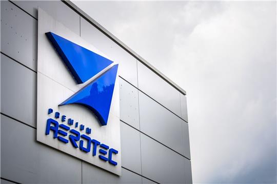 Das Firmenlogo der Airbus-Tochter Premium Aerotec am Gebäude des Unternehmens in Varel.