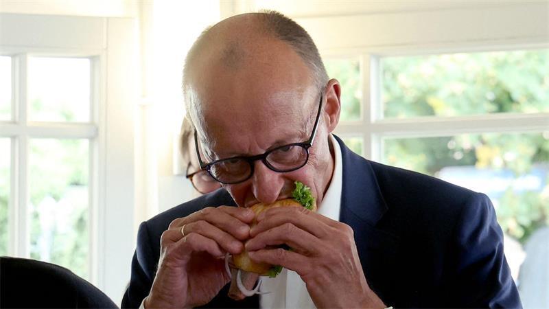 Pfiffe für Merz bei Wahlkampfauftritt in Kühlungsborn Das Fischbrötchen ließ sich der Kanzler schmecken.