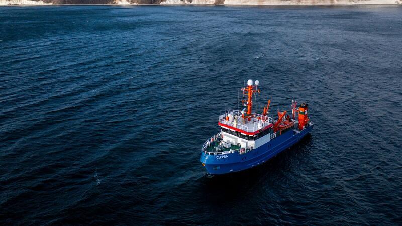 Bedrohen Arbeiten am LNG-Terminal stark dezimierte Heringsbestände? Das Fischereiforschungsschiffs Clupea ist auf der Ostsee vor der Insel Rügen unterwegs (Aufnahme mit Drohne).
