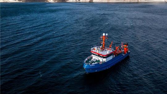 Das Fischereiforschungsschiffs Clupea ist auf der Ostsee vor der Insel Rügen unterwegs (Aufnahme mit Drohne).