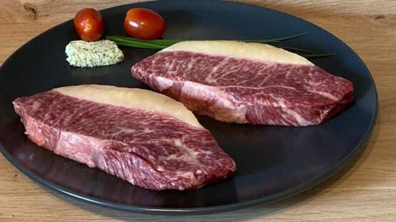 Wagyu-Fleisch liegt auf einem Teller.