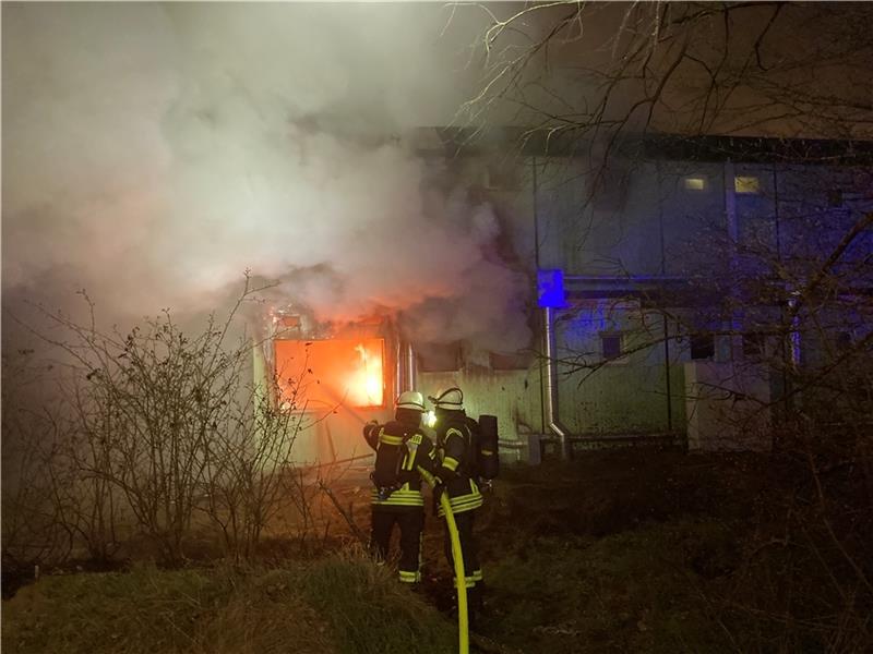Das Flüchtlingsheim in Buxtehude in der Gildestraße steht in Flammen. Foto: Vasel