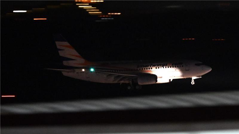 Flieger gelandet - Deutschland nimmt weitere Afghanen auf Das Flugzeug landete am späten Abend am Flughafen Halle/Leipzig. Die Reise hatte für die Afghaninnen und Afghanen am Vormittag in der pakistanischen Hauptstadt Islamabad begonnen.