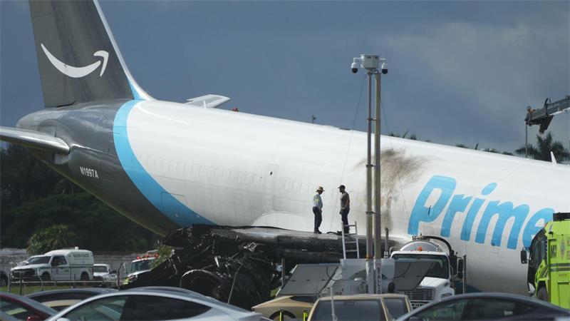 Das Flugzeug schoss über die Landebahn hinaus. 