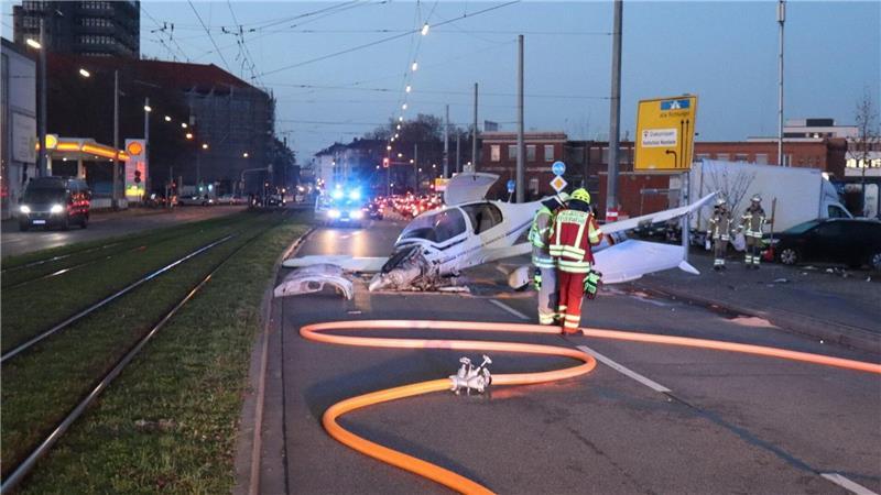 Das Flugzeug sei mitten auf der Fahrbahn zum Stehen gekommen, sagte eine Polizeisprecherin.