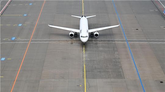 Das Flugzeug stand mehr als eine Stunde nach dem ursprünglich geplanten Abflug noch auf dem Vorfeld des Flughafens. (Symbolbild)