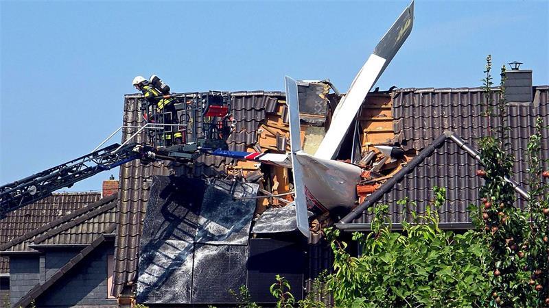 Das Flugzeug steckte im Dach des Hauses.