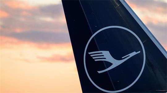 Das Flugzeug vom Typ Boeing 747-400 wird nach Lufthansa-Angaben derzeit untersucht. (Symbolbild)