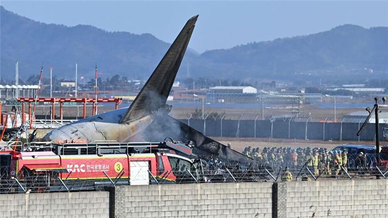 Das Flugzeug zerschellte an einer Mauer und ging in Flammen auf. 