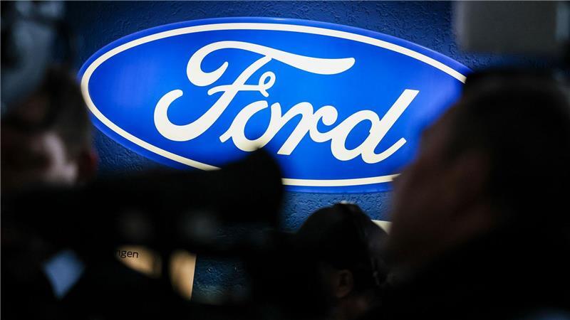 Das Ford-Logo im strahlenden Blau. Die Gegenwart sieht düster aus bei Ford Deutschland.