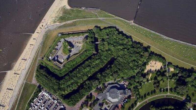 Das Fort Kugelbake von oben mit Messeplatz und Kugelbake-Halle (ältere Aufnahme).