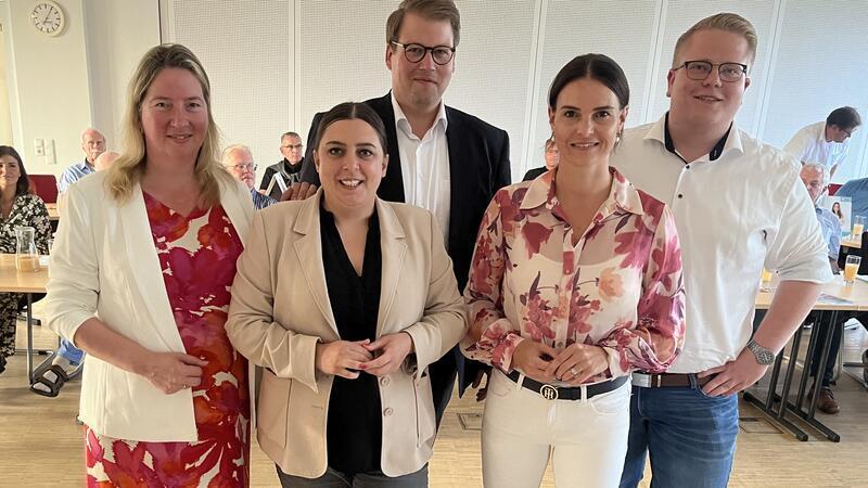 Vanessa Zobel: Ein Dorfkind will für die CDU in den Bundestag Das Foto aller fünf Bewerberinnen und Bewerber, die für die CDU im Bundestagswahlkampf 2025 antreten wollten: Birgit Butter, Sabrina Klapper, Alexander Krause, Vanessa Zobel und Nico Burfeind (von links).