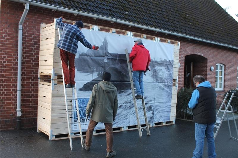 Das Foto auf dem großen Plakat vor dem Neuenfelder Gemeindehaus zeigt einen der Deichbrüche an der Hasselwerder Straße im Februar 1962. Der Ort gedenkt der Katastrophe mit eindrucksvollen Bildern. Fotos: privat