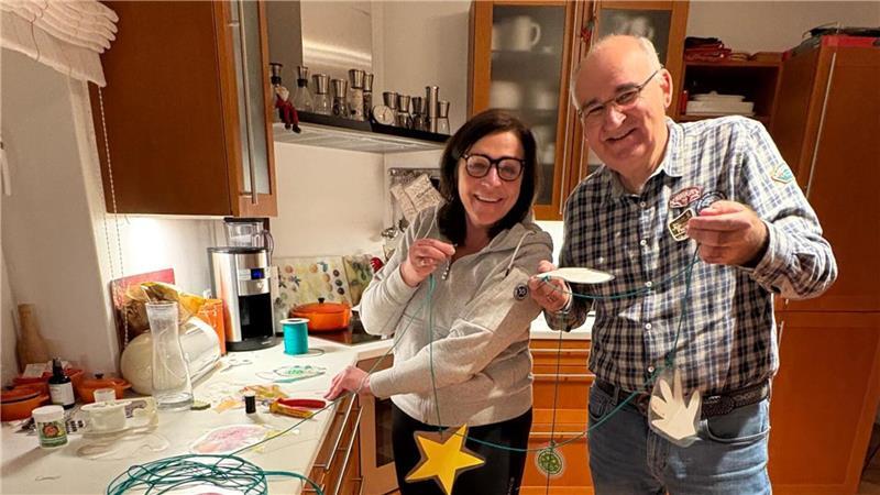 Das Foto aus 2024 zeigt Frank und Christiane Jäschke beim Basteln einer Girlande, die einen Weihnachtsbaum schmücken soll. Der Bürgerverein Altkloster verschönert mit dem Aufstellen von Christbäumen in jedem Jahr das Straßenbild im Stadtteil.