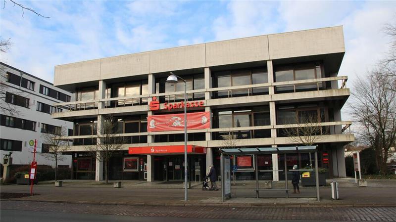 Das Foto aus dem Jahr 2021 zeigt den inzwischen abgerissenen Altbau der Sparkasse Harburg-Buxtehude an der Bahnhofstraße in Buxtehude.