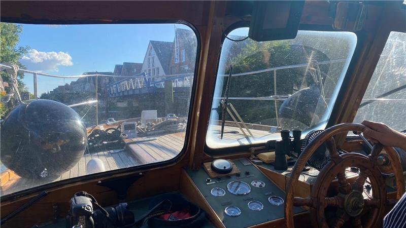 Das Foto aus dem Jahr 2024 zeigt die Barkasse „Wappen von Lübeck“ auf der Este in Höhe der Altländer Ortschaft Estebrügge. Ihr Heimathafen ist seitdem Buxtehude.