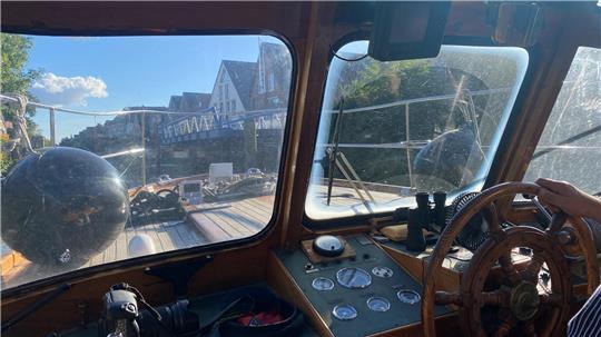 Das Foto aus dem Jahr 2024 zeigt die Barkasse „Wappen von Lübeck“ auf der Este in Höhe der Altländer Ortschaft Estebrügge. Ihr Heimathafen ist seitdem Buxtehude.