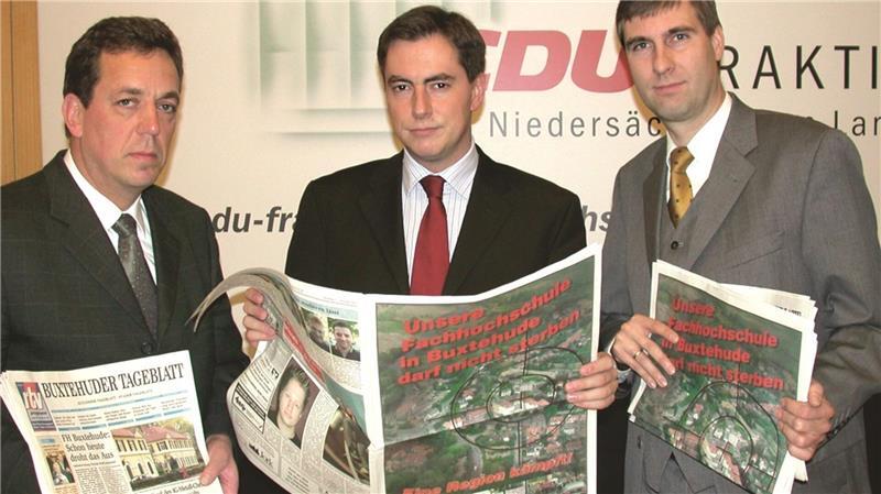 Das Foto aus dem Oktober 2003 zeigt den damaligen niedersächsischen CDU-Fraktionsvorsitzenden David McAllister (Mitte) und die beiden CDU-Landtagsabgeordneten Helmut Dammann-Tamke (links) und Karsten Behr mit den TAGEBLATT-Sonderseiten zur Rettung der Fachhochschule in Buxtehude.
