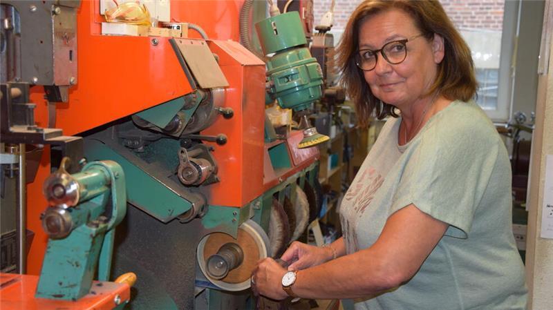 Buxtehuder Original: Schuhmacherbetrieb Hacken-Helmut schließt für immer Das Foto aus dem Sommer zeigt Sabine Henning-Alpers bei der Arbeit an der Ausputzmaschine. Sie ist die Tochter des Gründers der Schuhmacherei Hacken-Helmut, Helmut Henning.