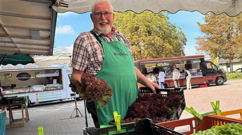 Das Foto aus dem vergangenen Jahr zeigt Wilfried Wilkens an seinem Marktstand auf dem Wochenmarkt in Altkloster.