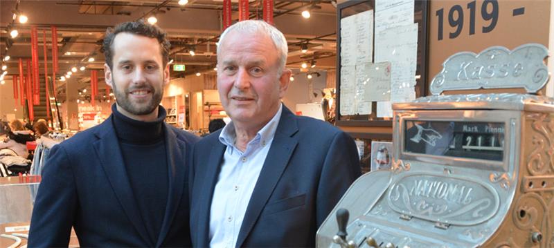 Das Foto der Familienchefs: Fabian und Dieter Stackmann vor einer Kasse aus den Anfangsjahren.  Foto Stephan
