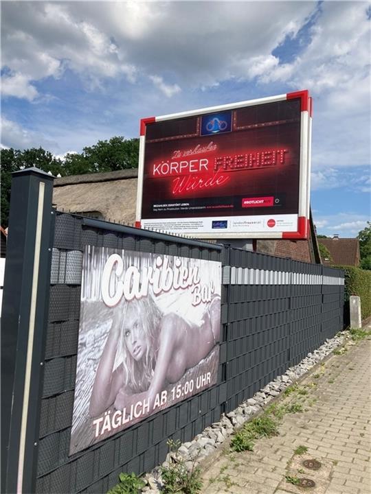 Das Foto entstand bei der Kampagne „RotlichtAus?!“, das Plakat wurde tags darauf abgerissen. Foto: Landkreis