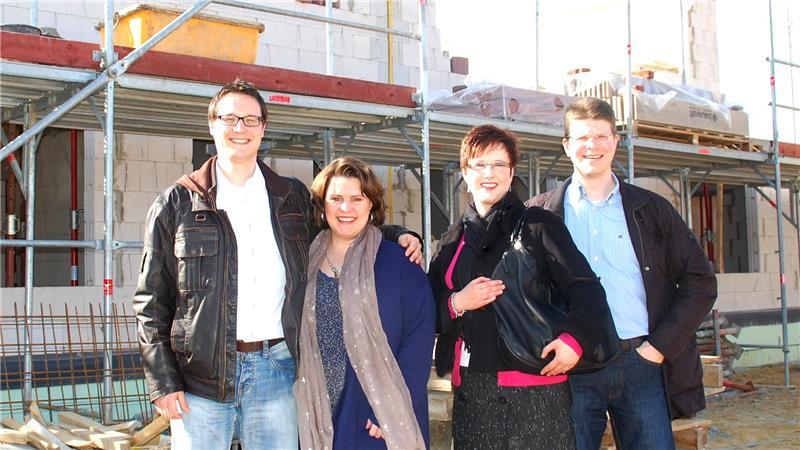 Das Foto für die Apensen-Broschüre des Gewerbebundes im März 2014: Sebastian und Melanie Becker (links) mit Nina Kuhnigk und Nils Ball vor der Baustelle ihres Doppelhauses im Apenser Neubaugebiet Beim Butterberge.