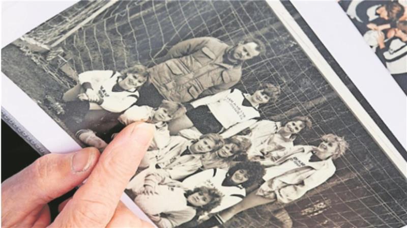 Das Foto ist mehr als vierzig Jahre alt. Die erste Frauenfußballmannschaft des TSV Kirchtimke.