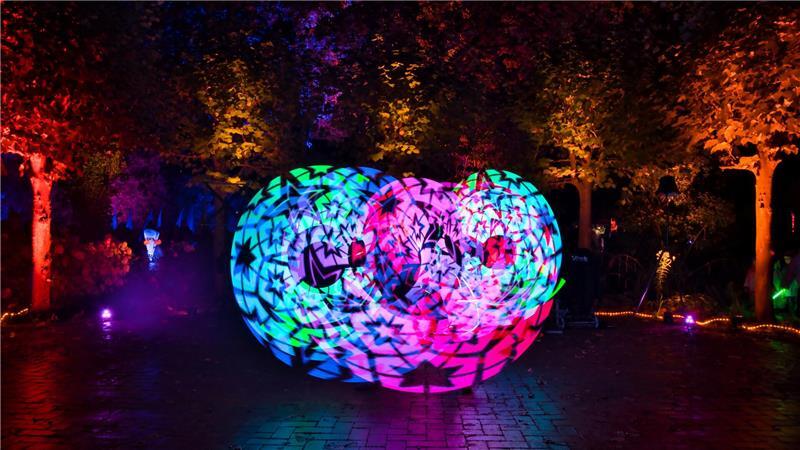 Beim Bürgerfest in Horneburg gibt es eine zünftige Keilerei Das Foto „pixel-lights-sterne“ zeigt ein LED-Element der Show des Flamba Duos.