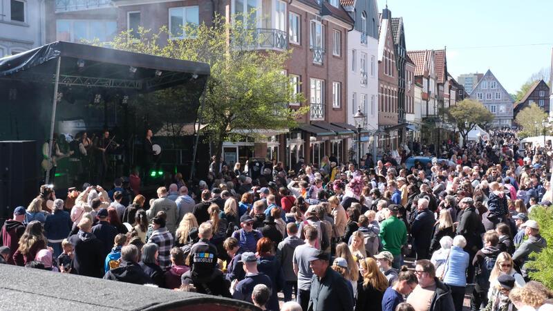 Zuschuss für Steampunk-Festival: Das sagt die Buxtehuder Politik Das Foto zeigt 2023 die Besuchermenge in der Altstadt. 20 Prozent der Gäste kommen aus dem übrigen Niedersachsen, Bremen und Schleswig-Holstein.