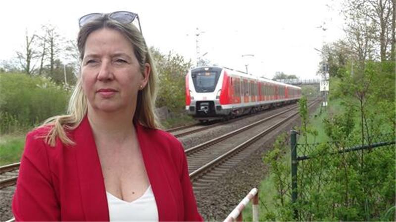 Das Foto zeigt Birgit Butter (CDU) entlang der Bahngleise zwischen Neukloster und Horneburg. Die Parlamentsabgeordnete ruft Fahrgäste auf, ihr Störungen im Betrieb der S5 zu melden.