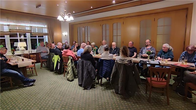 Das Foto zeigt Lärmschutzwandgegner während ihrer Versammlung am 19. März im Landhotel Zur Eiche.