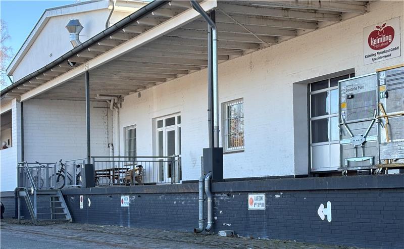 Das Foto zeigt Lager und Versandzentrum der Keimling Naturkost GmbH im Gewerbegebiet Zum Fruchthof in Buxtehude. 1000 bis 1500 Pakete verlassen wöchentlich das Lager.