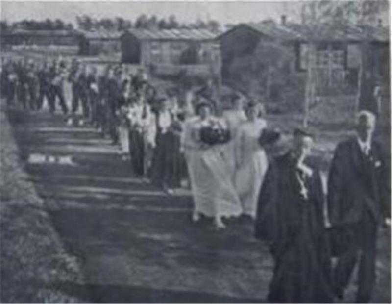 Das Foto zeigt Letten beim Kirchgang Ende der 1940er Jahre im Lager Seedorf. Das Lager leerte sich zusehends. Viele der zumeist osteuropäischen Bewohner wanderten aus. 1950 ging die Lagerverwaltung an die Deutschen über. Foto: Samtgemeindearchiv