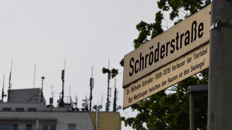 Was die Schröderstraße in Buxtehude mit dem Baggersee-Mord zu tun hat Das Foto zeigt Mobilfunkmasten auf dem Dach eines Hochhauses an der Schröderstraße in Buxtehude. Im Jahr 2002 deckte eine Funkzelle aus der Schröderstraße auch die Mobilfunkkommunikation am Baggersee in Ovelgönne ab.