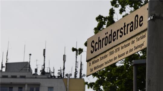Das Foto zeigt Mobilfunkmasten auf dem Dach eines Hochhauses an der Schröderstraße in Buxtehude. Im Jahr 2002 deckte eine Funkzelle aus der Schröderstraße auch die Mobilfunkkommunikation am Baggersee in Ovelgönne ab.