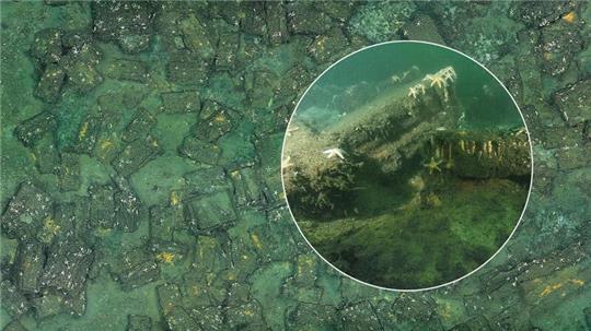 Das Foto zeigt Munitionskisten auf dem Grund der Lübecker Bucht, besetzt von Seesternen, von einem Autonomen Unterwasserfahrzeug des Geomar optisch kartiert und während eines Taucheinsatzes fotografiert (Aufnahme: Jana Ulrich). In der Nordsee wären die Munitionskisten mit Sediment verdeckt.