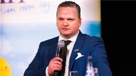 Das Foto zeigt Sebastian Sieg beim TAGEBLATT-Talk in Hammah. Der AfD-Politiker aus Drochtersen kandidiert im Wahlkreis Cuxhaven - Stade II für den Deutschen Bundestag.