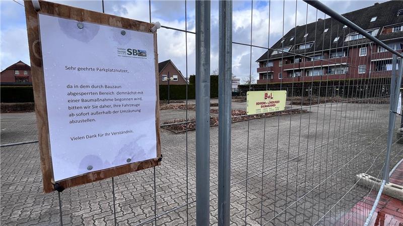 Das Foto zeigt das Baufeld für das Ärztehaus von Dr. Joachim Vosberg auf dem Parkplatz hinter der Sparkasse an der Lessingstraße in Jork.