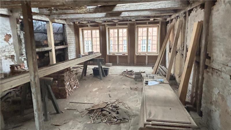 Das Foto zeigt das Obergeschoss, das zu einer Mietwohnung ausgebaut wird. Der Blick geht in Richtung Fußgängerzone.