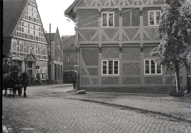 Als die Altländer ihr bedeutendstes Haus auf Rollen setzten und verschoben Das Foto zeigt das Portau’sche Haus im Jahr 1920. Seit 1982 ist in diesem Baudenkmal die Bücherei in Jork untergebracht. Foto: Altländer Archiv