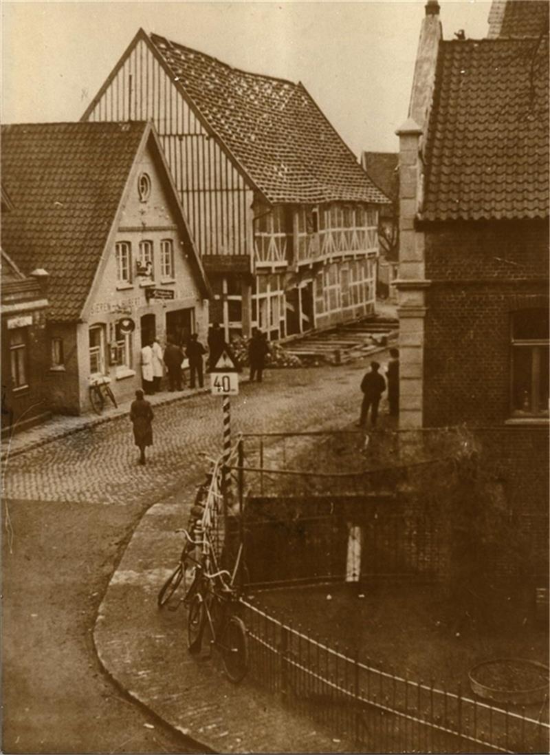 Das Foto zeigt das Portau‘sche Haus in der Bürgerei in Jork kurz nach dem Verschieben um 1932. Heute ist es Sitz der Bücherei. Foto: Altländer Archiv
