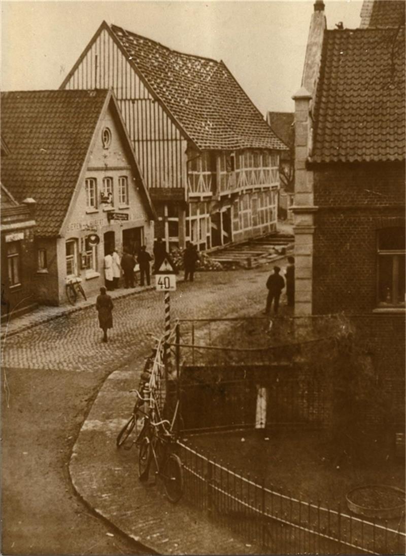 Als die Altländer ihr bedeutendstes Haus auf Rollen setzten und verschoben Das Foto zeigt das Portau‘sche Haus in der Bürgerei in Jork kurz nach dem Verschieben um 1932. Heute ist es Sitz der Bücherei. Foto: Altländer Archiv