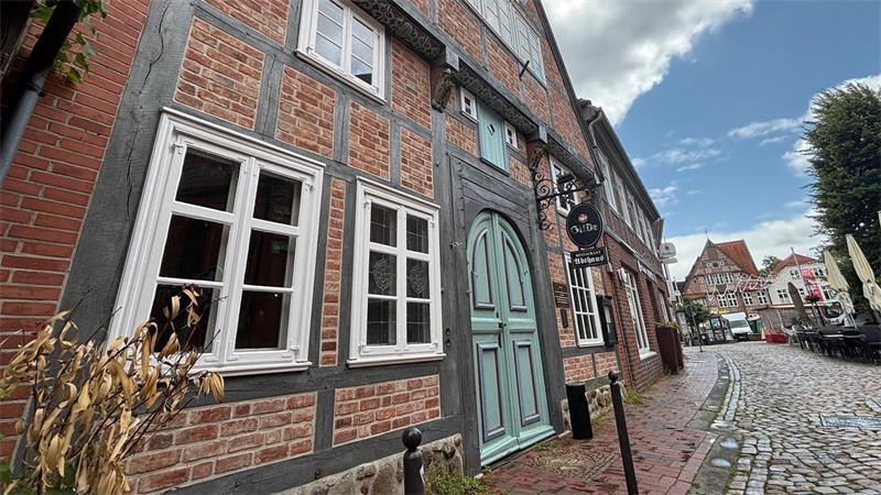 Das Foto zeigt das Restaurant Abthaus in der Buxtehuder Altstadt. Die Geschichte des Gebäudes geht bis auf das Jahr 1399 zurück.
