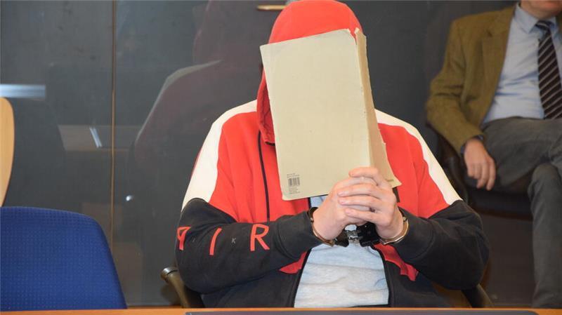 Baggersee-Mordprozess: Anwälte fordern einen besonderen Experten Das Foto zeigt den Angeklagten K. zum Prozessauftakt im März am Landgericht Stade. Das Gericht muss herausfinden, ob seine belastenden Aussagen auf der Wahrheit basieren oder eingebildet sind.