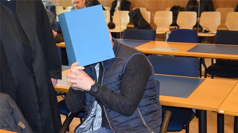 Baggersee-Mordprozess: Angeklagter hat lange kriminelle Karriere Das Foto zeigt den Angeklagten R. zum Auftakt des sogenannten Baggersee-Mordprozesses am Landgericht Stade. Ihm wird vorgeworfen, vor 22 Jahren zusammen mit anderen Angeklagten einen Mann in ein Waldstück bei Buxtehude gelockt zu haben, wo dieser anschließend erschossen wurde.