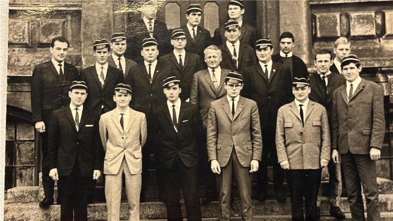 Das Foto zeigt die Absolventen des Jahres 1966 an der damaligen Staatlichen Ingenieurschule für Bauwesen Buxtehude.