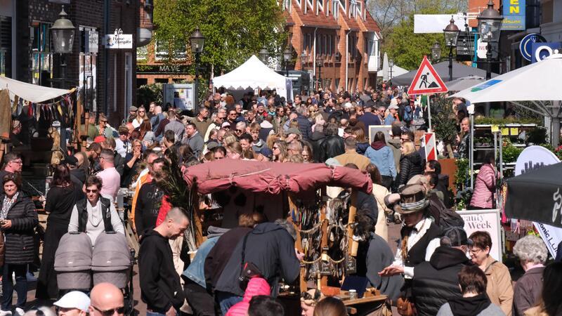 Das Foto zeigt die Besuchermassen in der Altstadt im Jahr 2023.