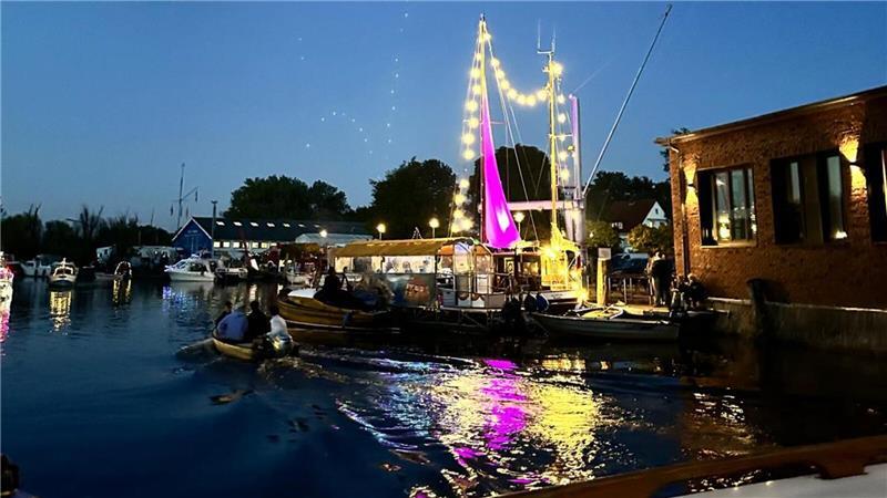 Buxtehuder Hafen: Lichterfahrt mit beleuchteten Booten Das Foto zeigt die Lichterfahrt im Buxtehuder Hafen bei der Premiere im Jahr 2024.